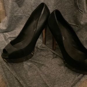 Brought from another posher never wore them hurt my ankle